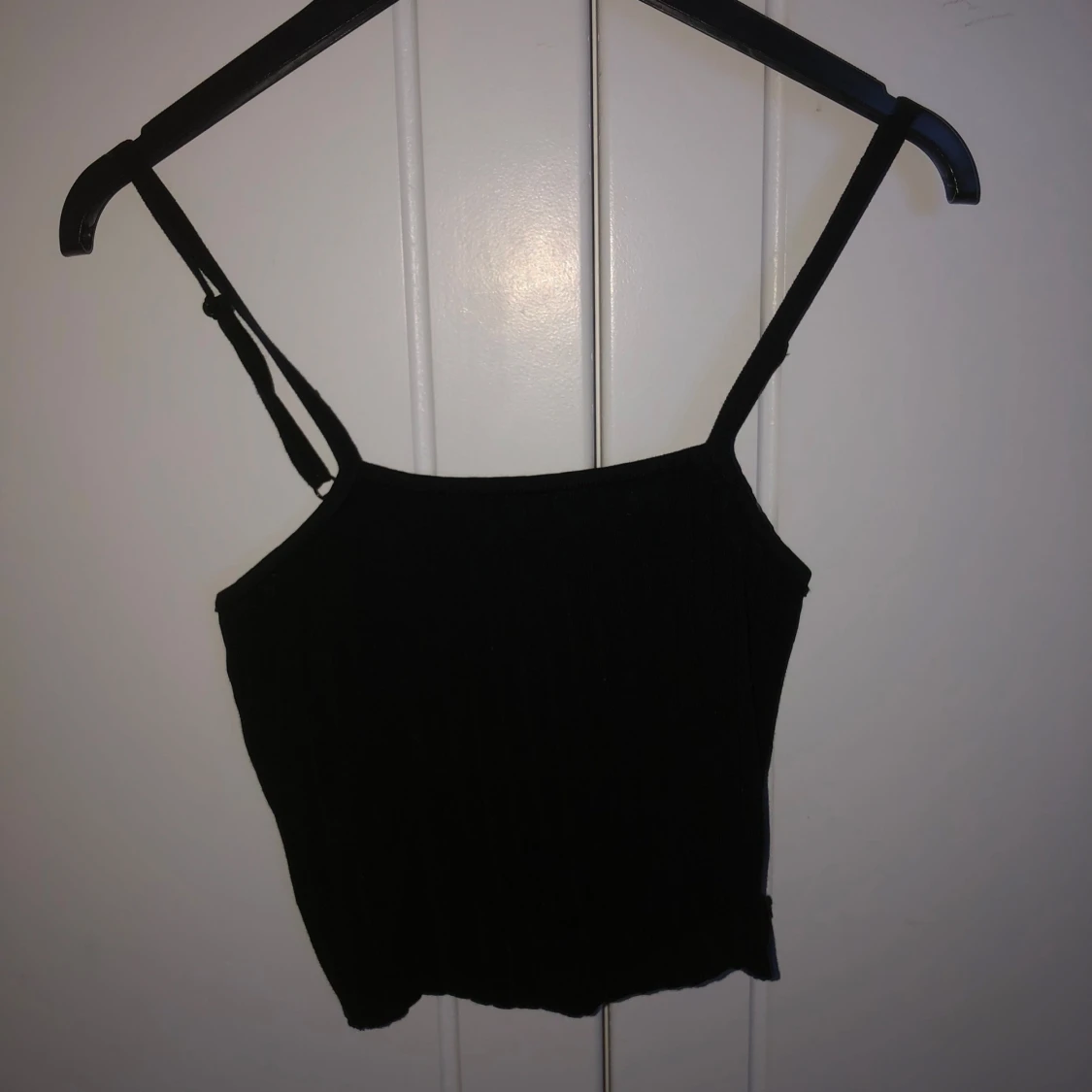 Svart axelbandslös topp