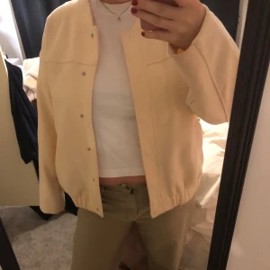 Beige jacka med dragkedja - Super fin mjuk bomber jacka, använder ett fåtal gånger så i fint skick Skriv vid funderingar💕