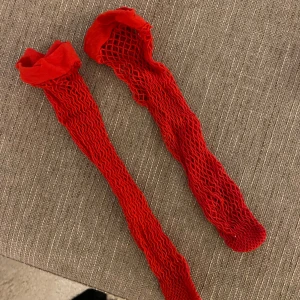 Nätstrumpor - Coola nät-strumpor i lysande rött ❤️‍🔥Väldigt alt/emo ❤️‍🔥Ankel-höga så bara korta, men går att klippa om man vill ha på händerna istället! Jättefint skick, knappt använda ❣️