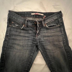 Mörkblå jeans från Diesel - Aasss snygga låg midjade jeans som är köpta här på Plick. Är i storlek S-M men skulle nog säga mer åt S hållet. Midjemåttet är runt 38,5 och jag är ungefär runt 155 cm och är passar perfekt i längden. Är lite slitna men de tillhör liksom jeansen vilket jag tycker är väldigt snyggt!!!🙏🏻🙏🏻❤️