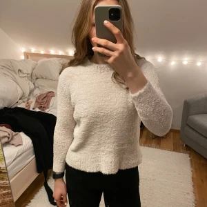 Vit fluffig tröja från BikBok - Mysig och fluffig vit tröja från BikBok i storlek XS. Mycket mjukt och bekvämt material samt långa ärmar. 