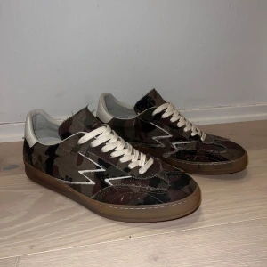 Moa concept sneakers - Schyssta moaconcept sneakers, använda 1 gång så väldigt bra skick. Storlek 45. Hör av dig om du har någon fråga🤝