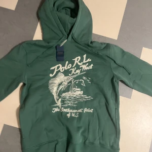 Ralph Lauren key west hoodie - Tja, säljer min hoodie från Ralph lauren, som är i toppskick. Tyvärr så har jag klippt bort tagsen men har fortfarande kvar de. Skriv om ni har minsta lilla fråga!