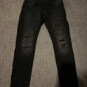 Svarta jeans med slitningar - Säljer nu mina jeans med slitningar från Jack and Jones. Modellen heter Glenn/slimfit. Knappt använda så är i nyskick. Skriv för minsta lilla fundering