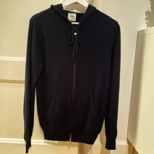 John Henric Kashmir  - Säljer denna riktigt fina Kashmir tröja för endast 999(nypris 2500) och den är i riktigt fint skick samt kommer nynopprad.