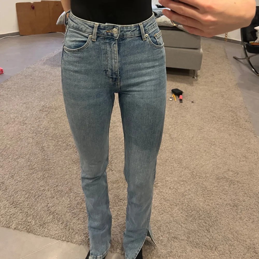 Superfina jeans från Zara! Knappt använda och är i nyskick! Storlek 36. Jeans & Byxor.