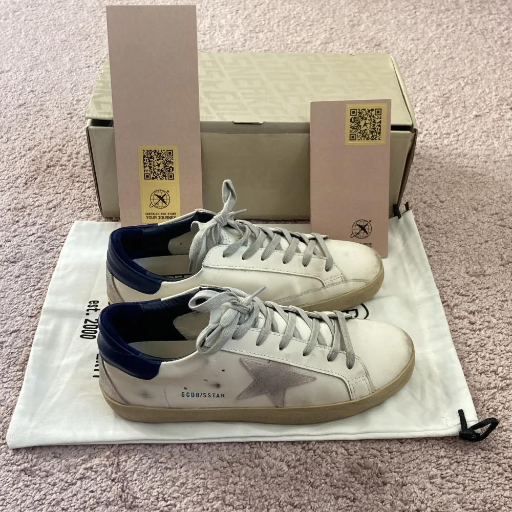 •Golden Goose superstar sneakers. Säljer mitt ena par av GGDB skor som jag försökte använda i 1 vecka innan jag insåg att dom var för små. Köpt från Golden-Goose.top hemsida. Allt og medföljer. Storlek: 41. Kvitto finns✅. Pris ej hugget i sten! Mvh . Skor.