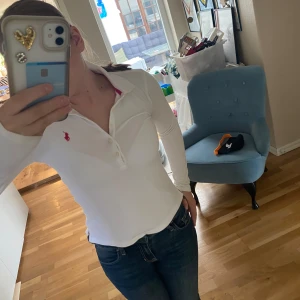 Ralph lauren tröja! - Mycket fin Ralph lauren tröja, i storleken L eller 12-14 år. Märket är rosa och hela tröjan är vit.  Fint skick för att vara använd💗