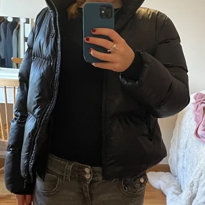 Vinterjacka 💕 - Supersnygg glansig vinterjacka i barnstorlek 140 men passar större. Inte använd så mycket och är i bra skick