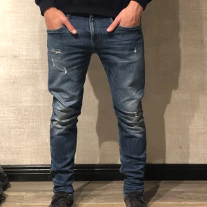 Replay Anbass 5 Years aged  - Replay Anbass 5 Years Aged - Pris: 499kr - Storlek: W33/L32 - Perfekt skick utan defekter 9/10 - Hör av er för mer information!