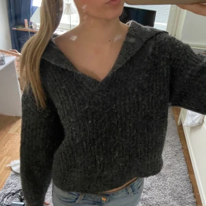 Gina stickad tröja - En grå stickad tröja ifrån gina tricot! Använd men fortfarande i bra skick💕