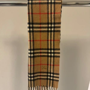 Burberry halsduk - Tja! Något äldre burberry halsduk, köpt från Vestiaire, har även bevis på äkthet. Acceptabelt skick, mitt pris 899kr.