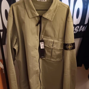 Stone island overshirt  - STONE ISLAND OVERSHIRT  BRAND NEW WHIT TAGS  COLOUR KHAKI  SIZE XXL  PLEASE FOLLOW US ON INSTAGRAM KEEPITCASUAL.STORE New price 4400sek 