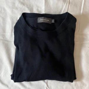 Marinblå Dressmann tröja  - Säljer nu en riktigt skön marinblå dressmann tröja som passar perfekt till dig med storlek M. Hör av dig vid minsta fundering!