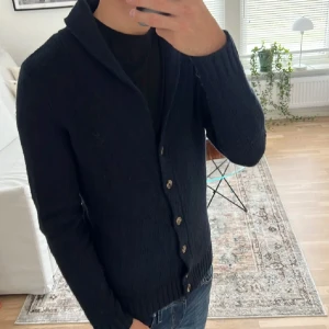 Tommy hilfiger cardigan  - Tjena! Säljer en stilren Hilfiger cardigan som är  perfekt för höst och vinter, den är både varm och bekväm. Cardiganen har stilren design som passar till det mesta. Ett måste i garderoben för kyliga dagar!(lånade bilder) Hör av er om ni har några frågor! Med vänlig hälsning, Erik🙌🏻