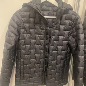 Svart vindjacka. Everest/stadium - Svart vindjacka. Everest/stadium Bra skicka använd fåtal gånger Stl 158/164