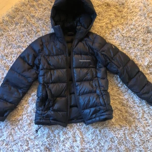 Peakjacka😊💕💕 - Fint skick förutom att en ficka inte har en dragkedja men de går o laga priset kan diskuteras 💕💕