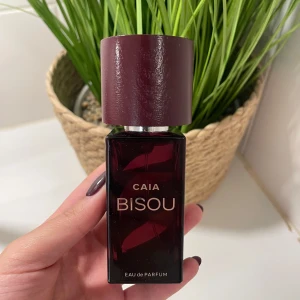 CAIA Bisou Eau de Parfum - Säljer en elegant och lyxig parfymflaska från CAIA. Inte använt så mycket se bild 2 för att se hur mycket som är kvar. 