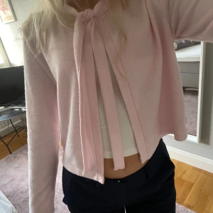 Rosa kofta - Söt kofta från lager 157, i storlek xs. Använd fåtal gånger och är i bra skick.
