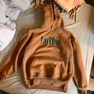 Hoodie - Jääättemysig hoodie från butter Har en liten fläck på fickan  Lite lösa trådar i det gröna trycket