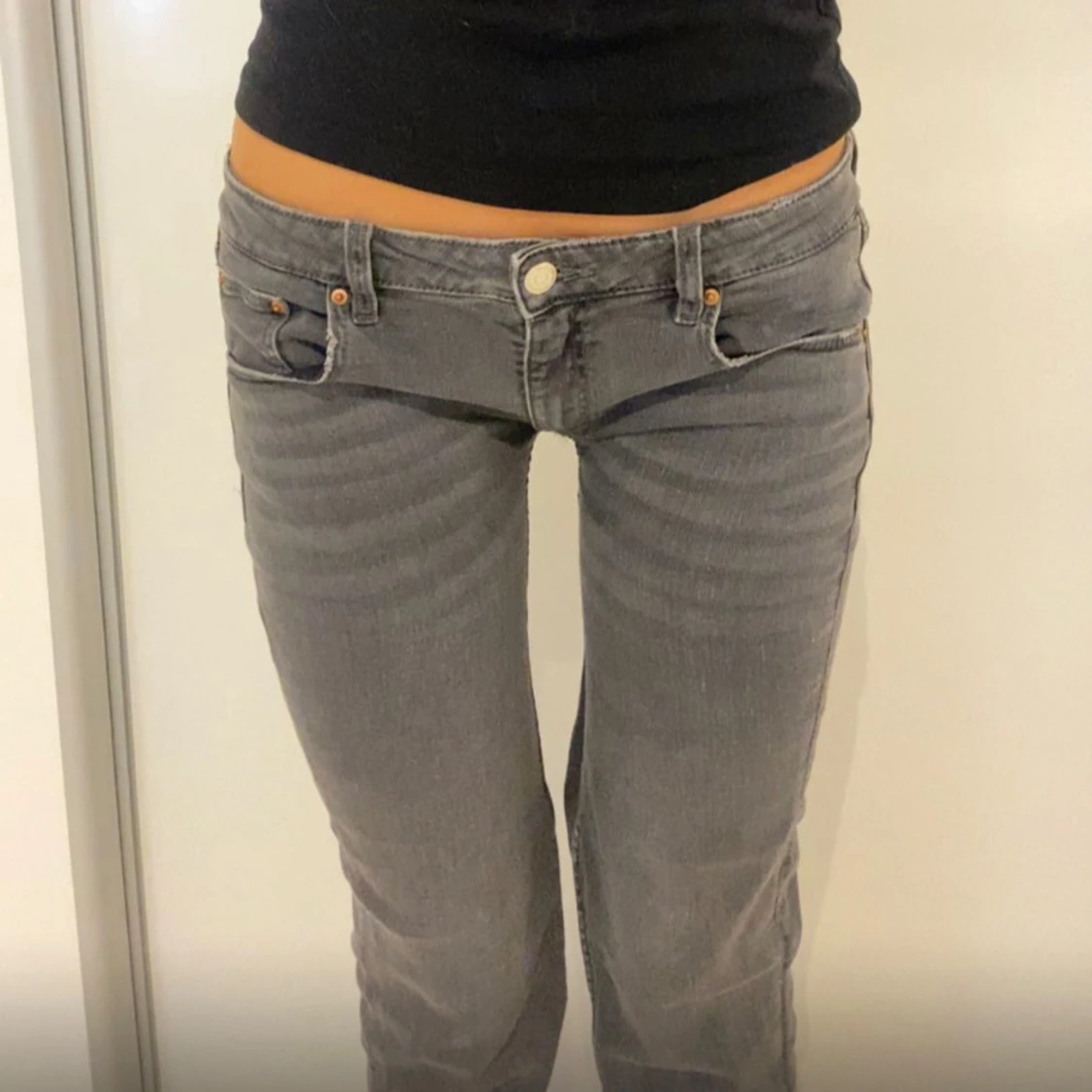 Grå jeans med låg midja
