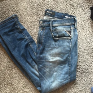 Replay ambass jeans - Ett par fräscha replay jeans i storlek 32/32 som är perfekta inför vintern. Skriv vid minsta fundering och inga defekter finns på byxan.