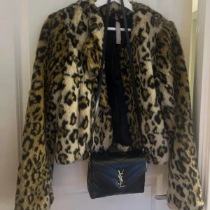 Leopardmönstrad pälsjacka - Säljer denna söta leopardmönstrade pälsjackan då den tyvärr inte kommit till användning, nyskick. Skriv vid intresse eller frågor 💕