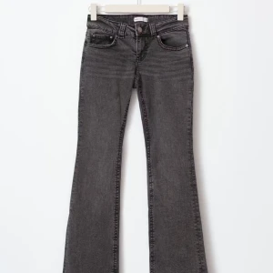 bootcut jeans  - lågmidjade bootcut jeans från gina som inte kommer till användning längre❣️ storlek 34