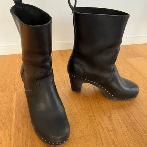 Svarta stövletter/boots - Säljer mina boots då det inte riktigt är min stil❤️de är i äkta läder