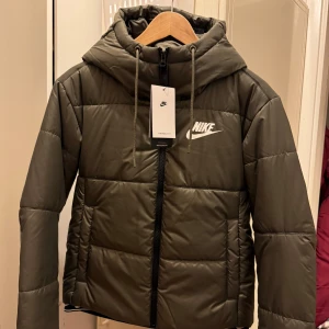 Nike grön jacka - Aldrig använd med tags!  Storlek XS Färgen är mer som på den sista bilden.