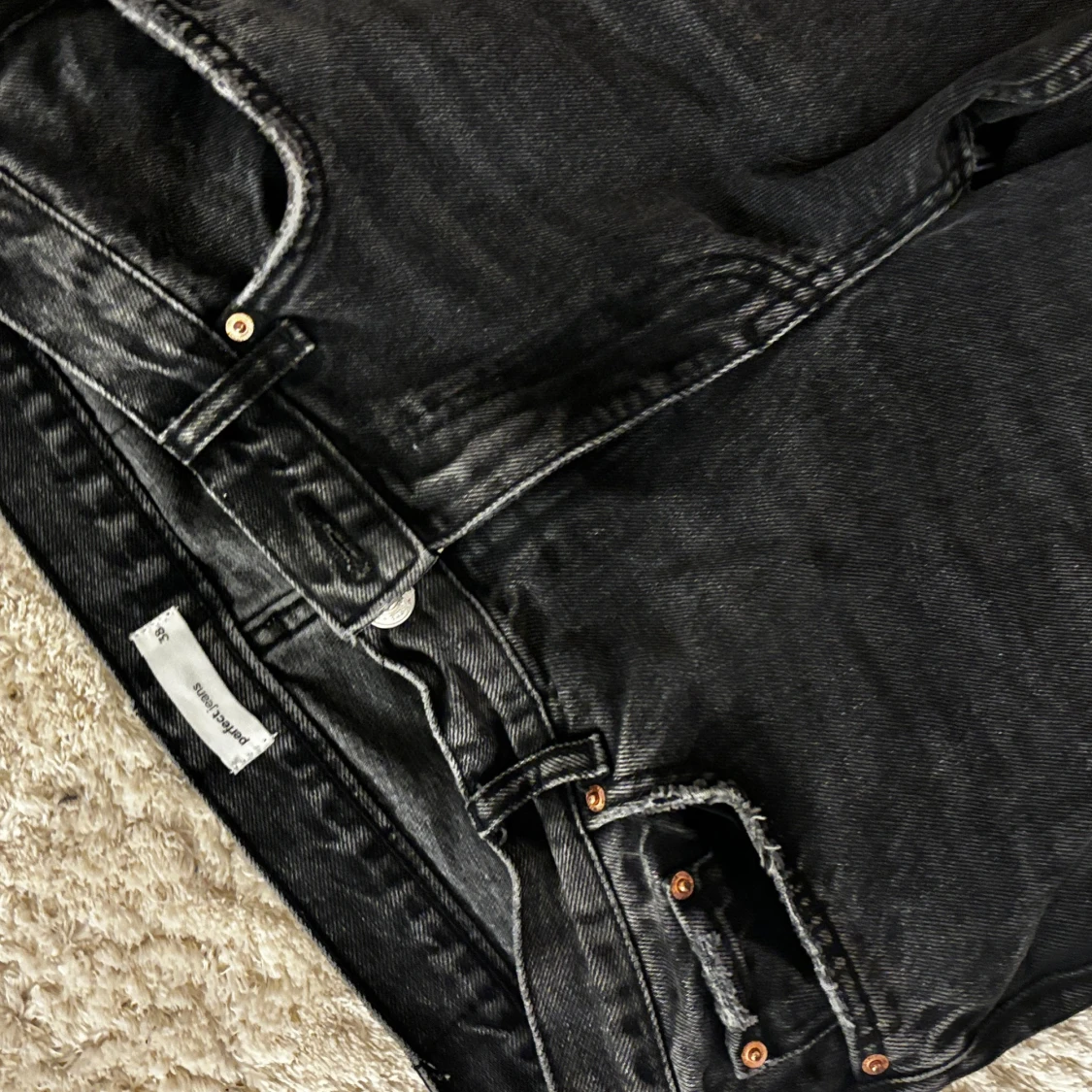 Svarta lowwaist jeans från Gina  - 91