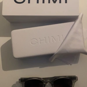 Chimi 02 grey  - Säljer nu ett par riktigt stiliga chimis som bara kommit till användning under en sommar. Det finns inga synliga repor. Kvitto medföljer, dom är köpta för 1250kr och jag säljer dom för 700kr. Pris kan diskuteras vid snabb affär.