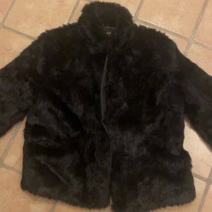 Fuskpälsjacka - Snygg fuskpälsjacka från Only i storlek S, använd några gånger så den är i mycket fint skick