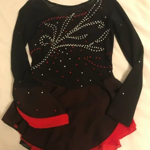 Konståkning klänning  - Säljer min jättefin konståkning klänning då den används inte, den är i jättebra skick det står ingen storlek på klänningen men den passar 140-152💗