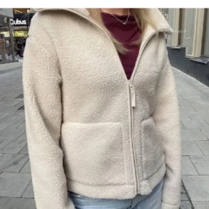 Teddyjacka från hm! - Jättesnygg teddyjacka från hm i storlek xs! Jackan är helt oanvänd och har prislappen kvar, fråga privat för egna bilder, priset går att diskuteras💗