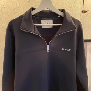 Les deux halfzip S - Tja! Säljer nu denna snygga les deux halfzipen då den är för liten för mig. Den är i storlek Small men passar även Medium och är använd få gånger! Vid frågor hör av er!