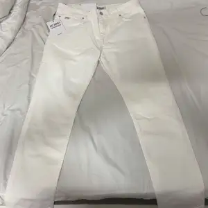 Säljer mina helt nya Jeans som köptes för 899kr, säljer nu billigt för de inte passa mig riktig. Pris kan diskuteras vid snabb affär 