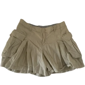 Cargo kjol/shorts  - 2000s cargo shorts som ser ut som en kjol, fint skick 💗