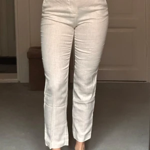 Beige linnebyxor från MNG - Säljer ett par stilrena beige linnebyxor från MNG i storlek 34. De är högmidjade och har en normal passform. 