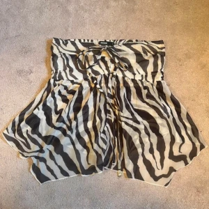 Zebramönstrad Bandeau Topp - Säljer denna as coola, helt slutsålda bandeau toppen i zebra mönster från BikBok⭐️i jättefint skick 