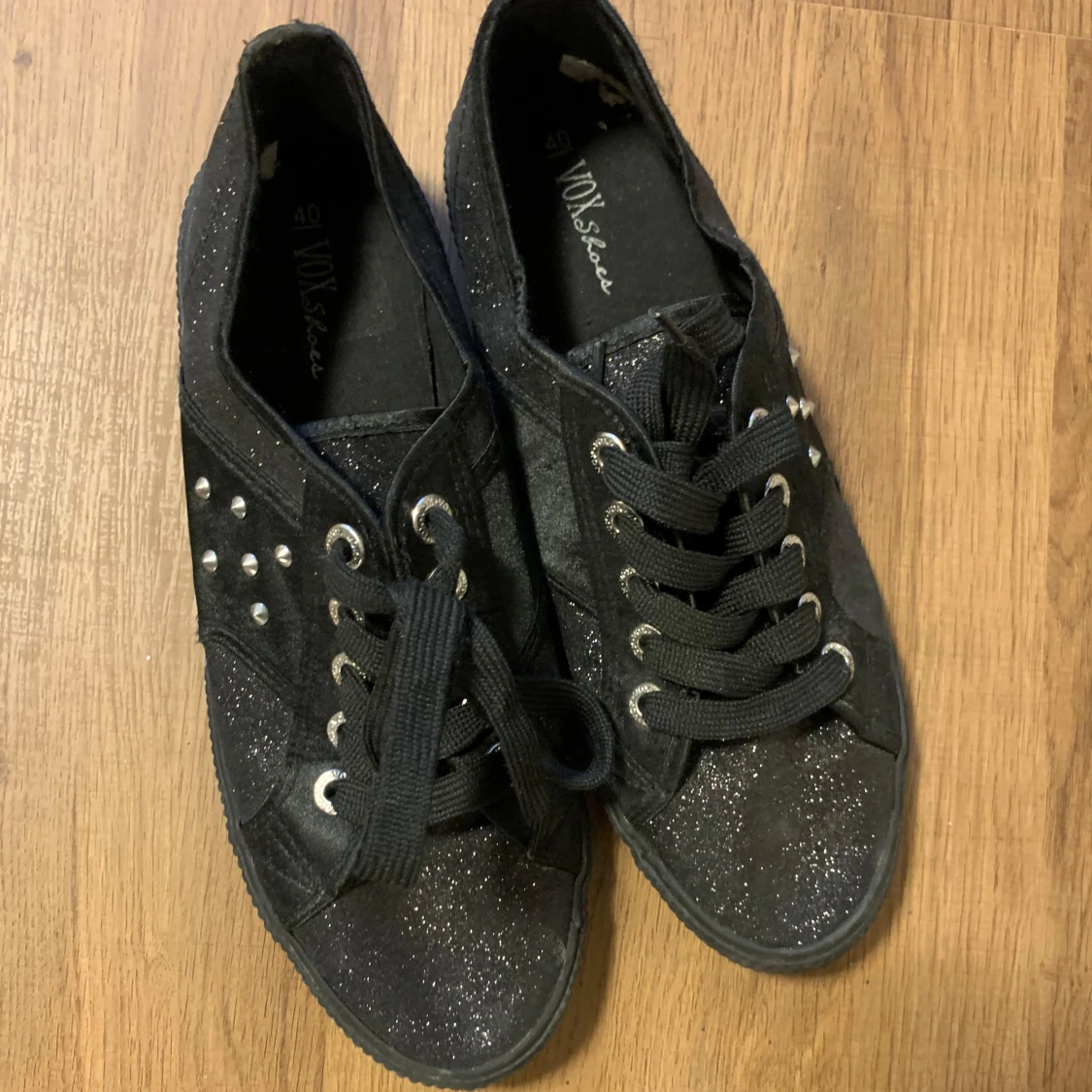 Svarta glittriga sneakers med nitar - 92