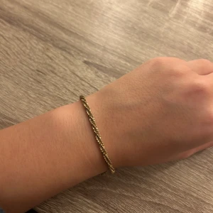 Edblad armband - Jättefint armband från edblad som inte längre används! Nypris 349kr, finns en lite knut ( sista bilden) som jag inte får upp pga naglar!