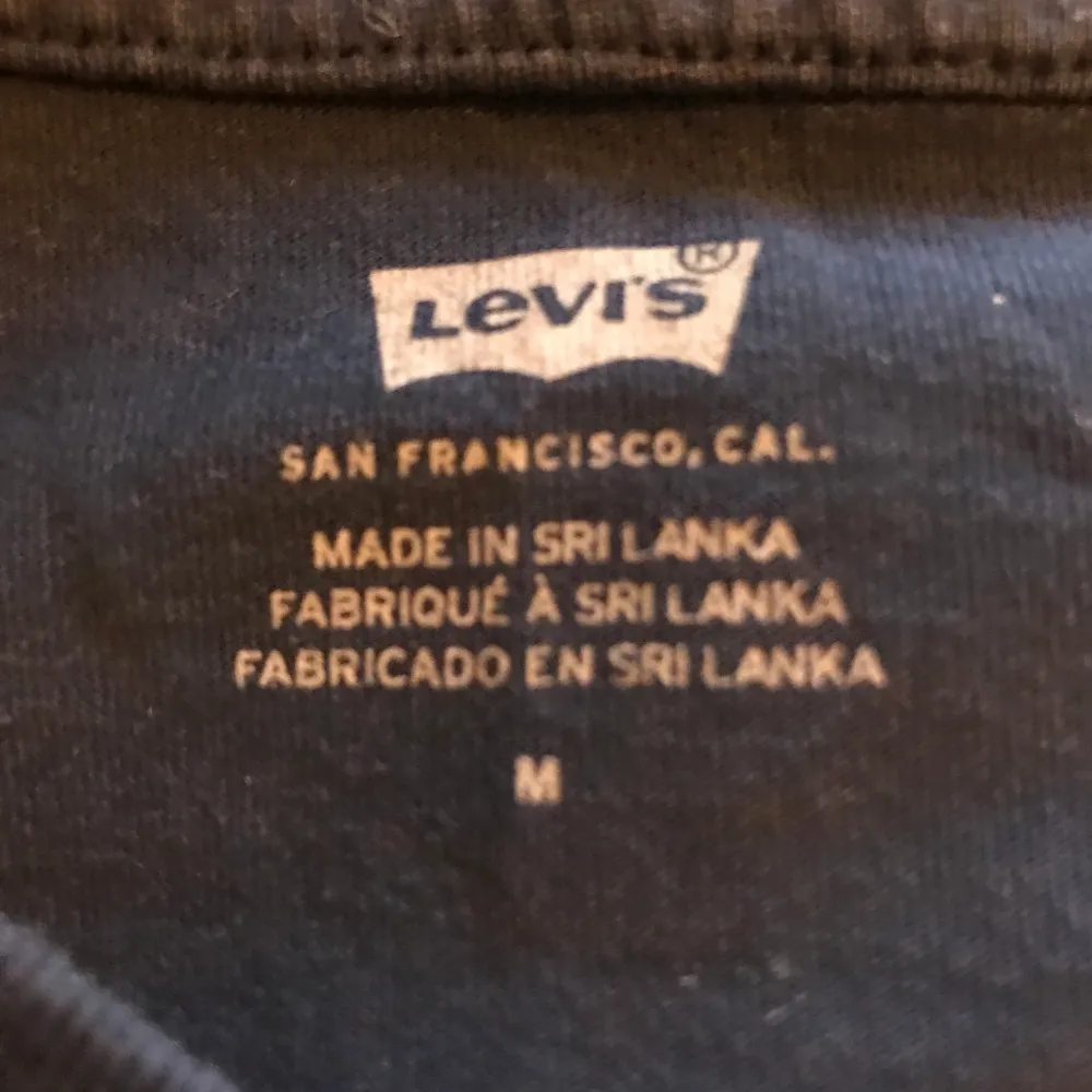 Säljer en marinblå Levis T-shirt med bröstficka och logga fram.   Storlek: M Material: 100% bomull Skick: fint använt skick, se bilder . T-shirts.