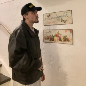 Vintage läderjacka  - Grymt bra skick, sitter som en storlek L. En fräsch o snygg vintage läderjacka. Köpte den för 1200.