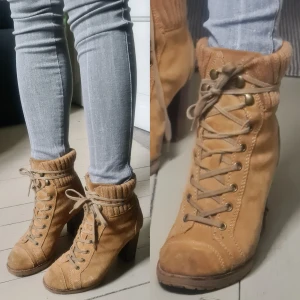 Pepe Jeans mocka stövletter ockra/kamel 38 - Tror det är äkta mocka, känns som bra kvalité förutom klacken som är plast och skavd. Snörena lite slitna också. Sanna i storlek tror jag, tycker man får plats med lite tjockare strumpor i, men brukar ha 37-38. Sällan använda men smutsiga.
