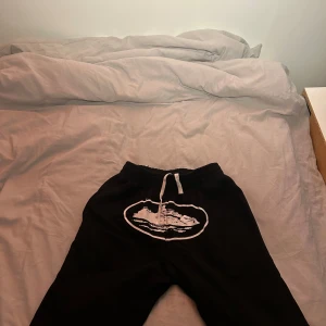 Corteiz shorts svart - Säljer corteiz shorts nu när det börjar bli kallare, storlek m 