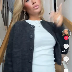 stickad kofta - säljer denna koftan som inte längre kommer till använding och är använd fåtal gånger 🩶 ❌defekt: nopprig❌