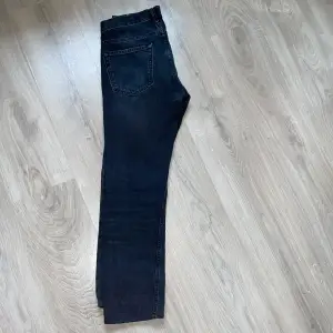 Ett par fina jeans från Acne Studios, som inte använts mycket alls. Har mestadels legat i garderoben. Storleken på de är 30-34. Skicket är bra också. Färgen på jeansen är en blandning av mörkblå och svart. 