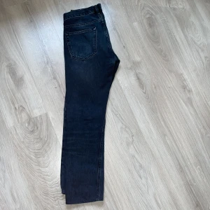 Acne Studios Jeans - Ett par fina jeans från Acne Studios, som inte använts mycket alls. Har mestadels legat i garderoben. Storleken på de är 30-34. Skicket är bra också. Färgen på jeansen är en blandning av mörkblå och svart. 