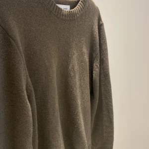 Stickad tröja från VOLT - Hej! Nu säljer jag en jätte fin och varm tröja köpt på VOLT, märket SAMSØE. Den är använd 2 gånger! Julafton och juldagen🙌😄. Storlek L/M. Jag är M den passar toppen. Nypris 1000kr. Svarar på alla frågor😄